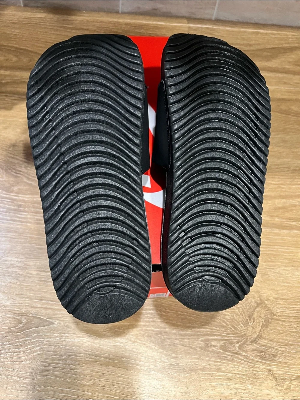 NWT Kids Nike Black & Gold Slides: Size 5Y